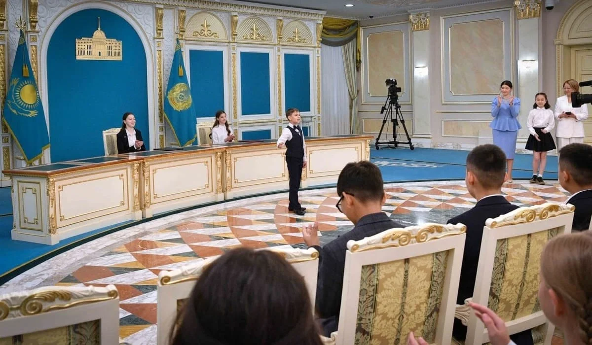 Қазақстанның түпкір-түпкірінен келген 100 бала Тоқаевтың орындығына отырып көрді