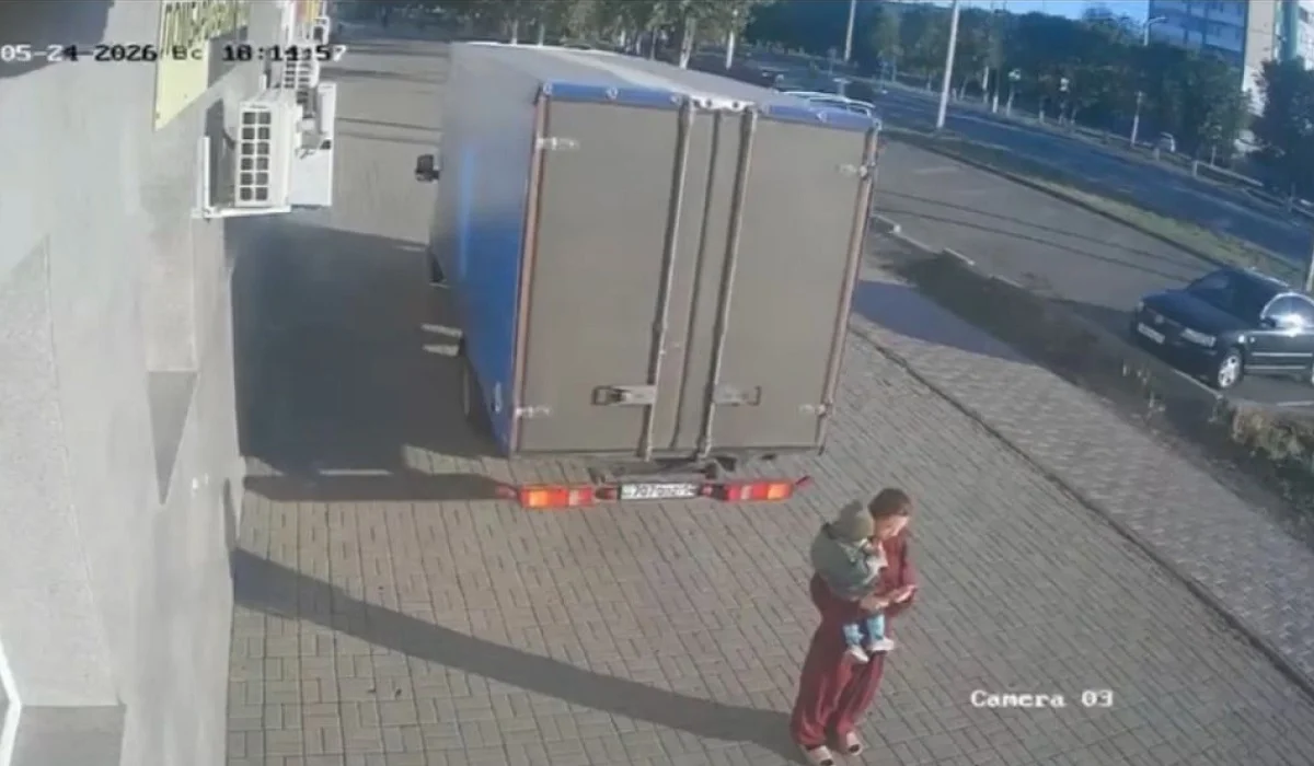 Екібастұзда тротуарда сәбиін көтеріп тұрған әйелді «Газель» қағып кетті (ВИДЕО)