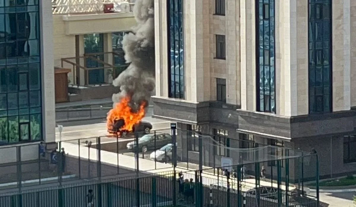 Астанада жүріп бара жатқан көлік жарылып, 5 адам оңбай күйіп қалды: олардың жағдайы ауыр (ВИДЕО)