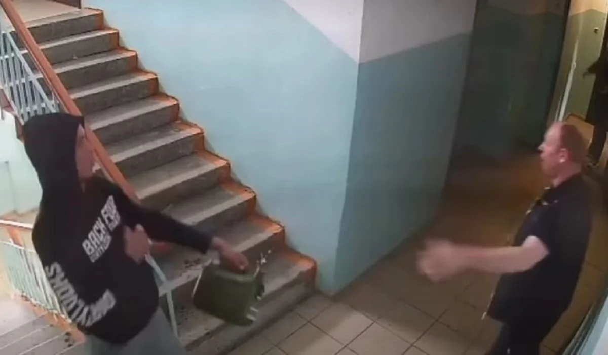 Павлодарда ер адам подъезге бензин шашып, көпқабатты үйді өртеп жібермек болды (ВИДЕО)
