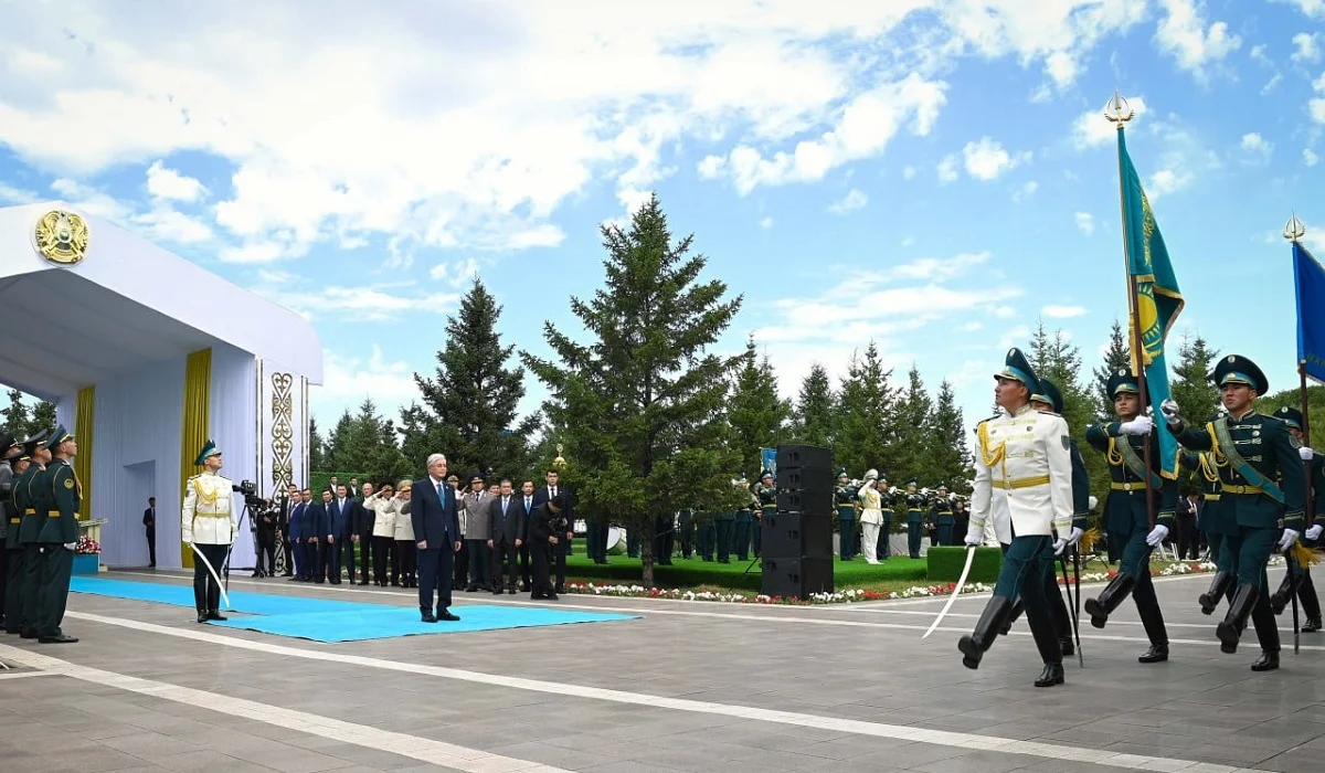 Тоқаев Астанада Мемлекеттік ту көтеру рәсіміне қатысты