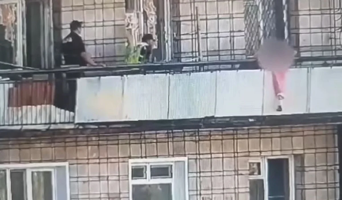 Степногорскте 6-қабаттан секірмек болған бойжеткенді полицей соңғы сәтте құтқарып қалды (ВИДЕО)