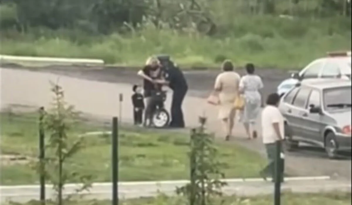 СҚО-да полиция қызметкері электровелосипед мініп келе жатқан әйелдің кілтіне таласып, тартып алған (ВИДЕО)