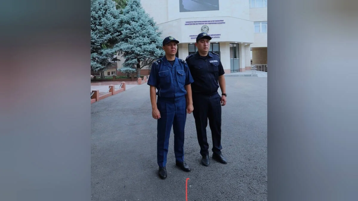 «Ауыр эмоционалды күйде болған»: Алматыда ер адам 16-қабаттан секіріп кете жаздады (ВИДЕО)