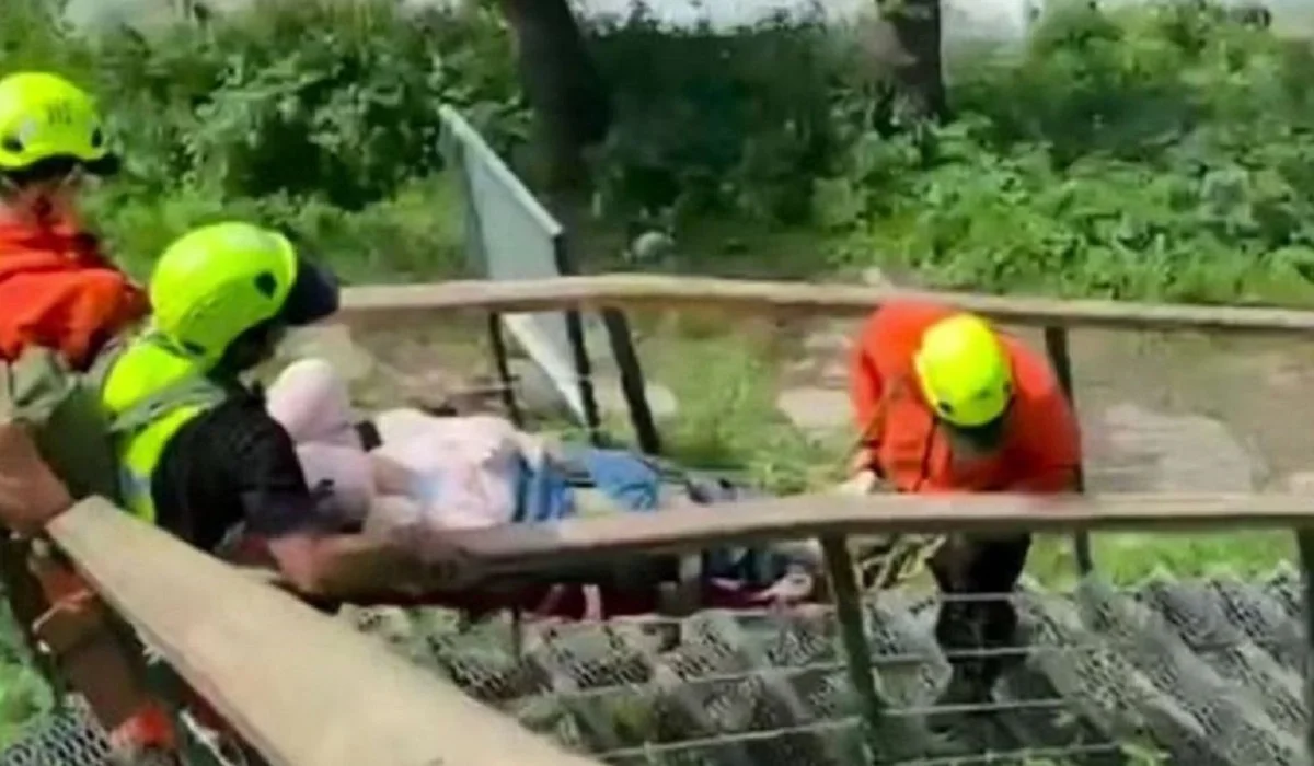 Алматыда тауға серуендеуге шыққан әйелді бірнеше құтқарушы зембілмен жерге түсірді (ВИДЕО)