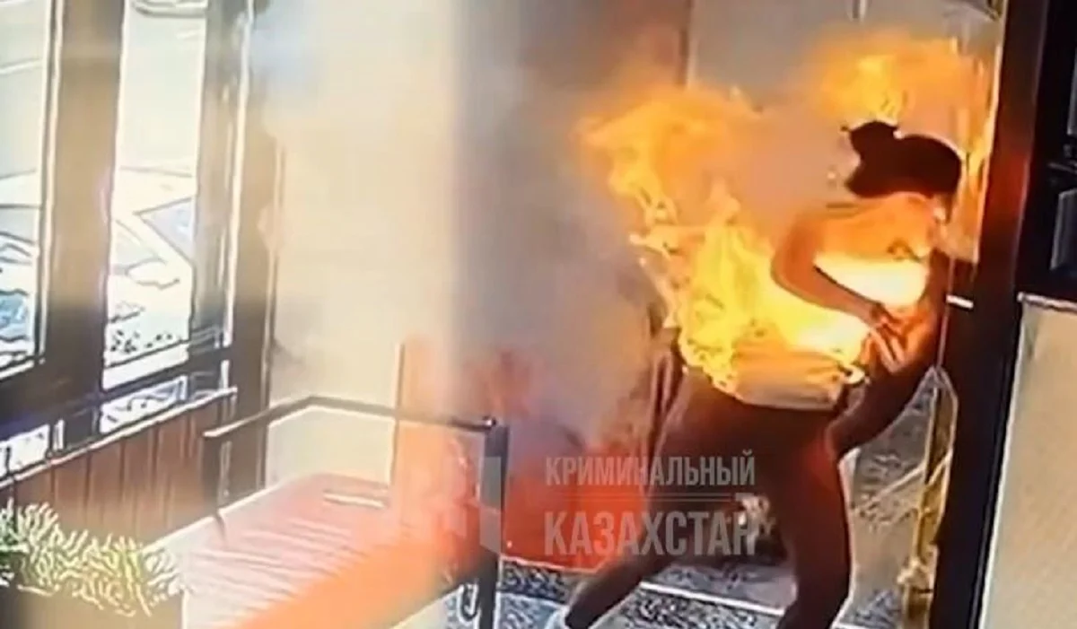 Павлодарда блогердің сөмкесіндегі пауэрбенк жарылып, өзі оңбай күйіп қалды (ВИДЕО)