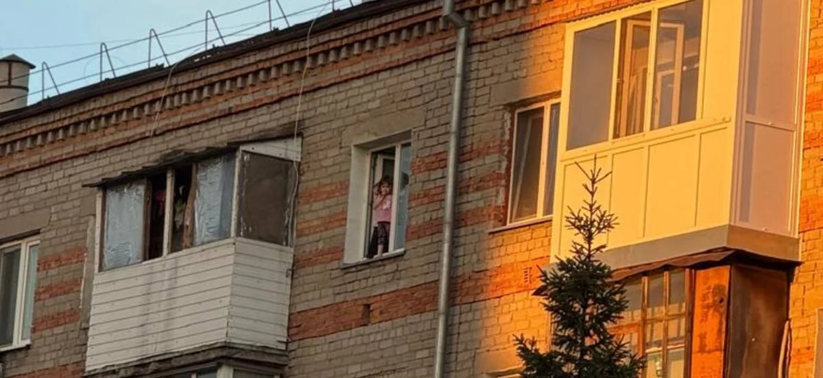 «Екеуі де мас»: Петропавл қаласында екі бүлдіршін бесінші қабаттан құлап кете жаздады (ВИДЕО)