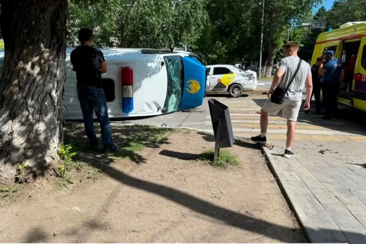 Қостанайда сотқа бара жатқан автозак аударылып қалды