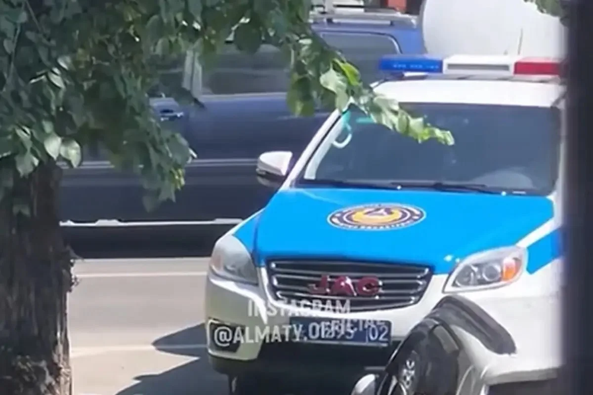Алматыда әйел патрульдік көлікке тас лақтырып, қашпақ болды (ВИДЕО)