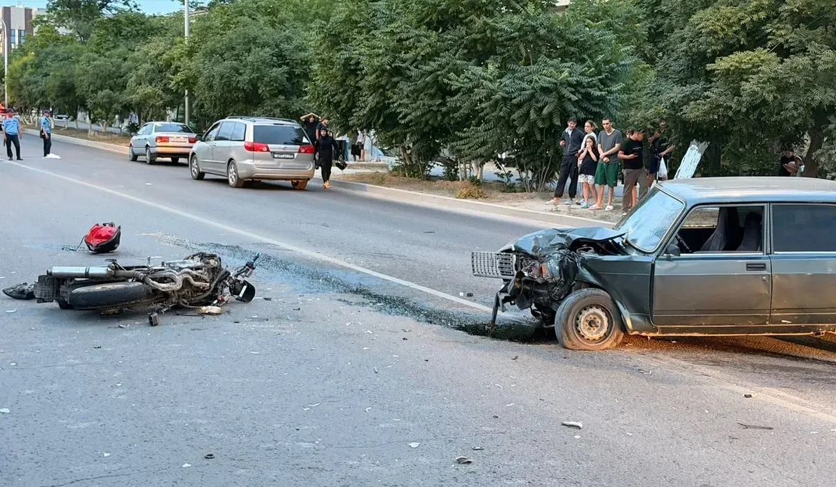 Жеңіл көлікпен соқтығысқсан: Ақтауда мотоцикл жүргізушісі қаза тапты (ВИДЕО)