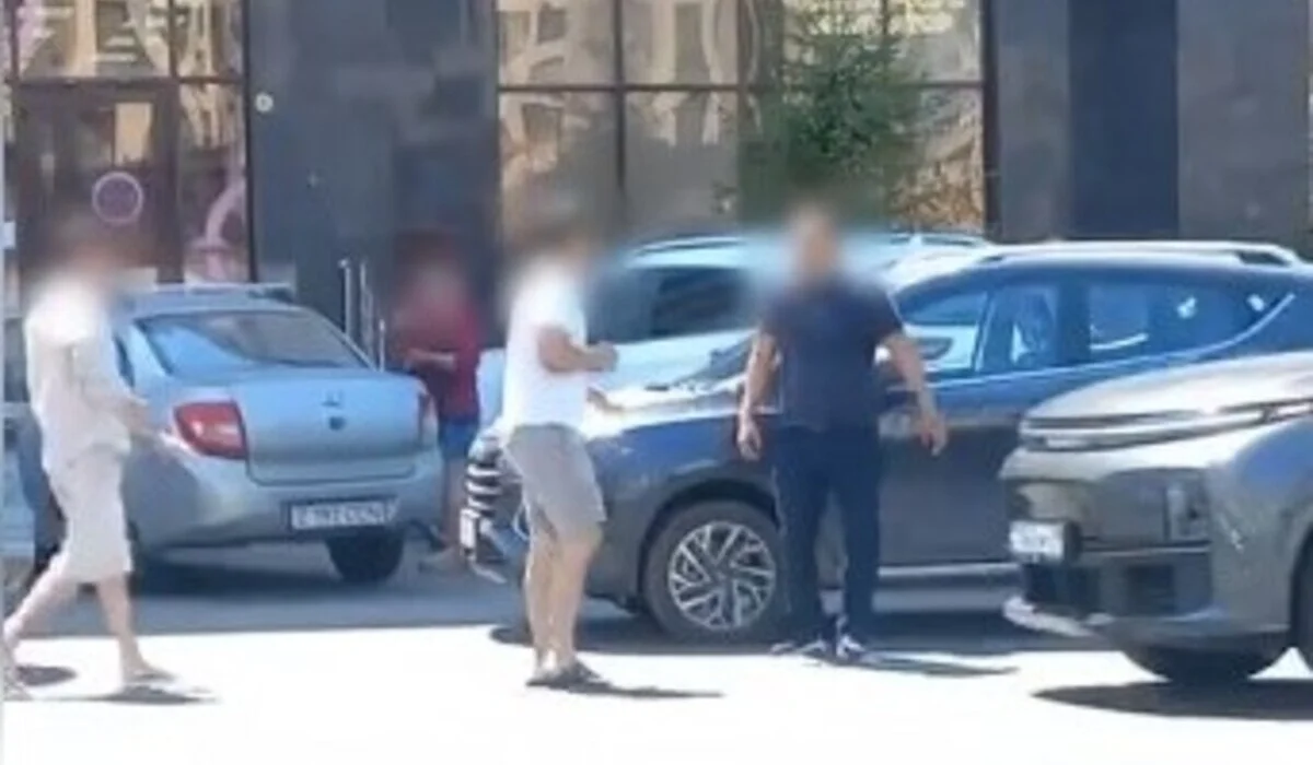 Астанада екі көліктің жүргізушісі жолға таласып, бір-біріне жұдырық ала жүгірген: екеуі де қамалып тынды (ВИДЕО)