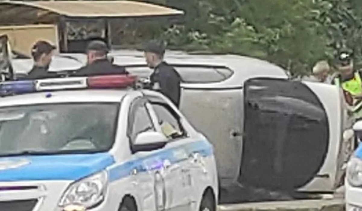 Павлодарда жеңіл көлік жол жиегінде тұрған екі адамды жаншып өлтірді