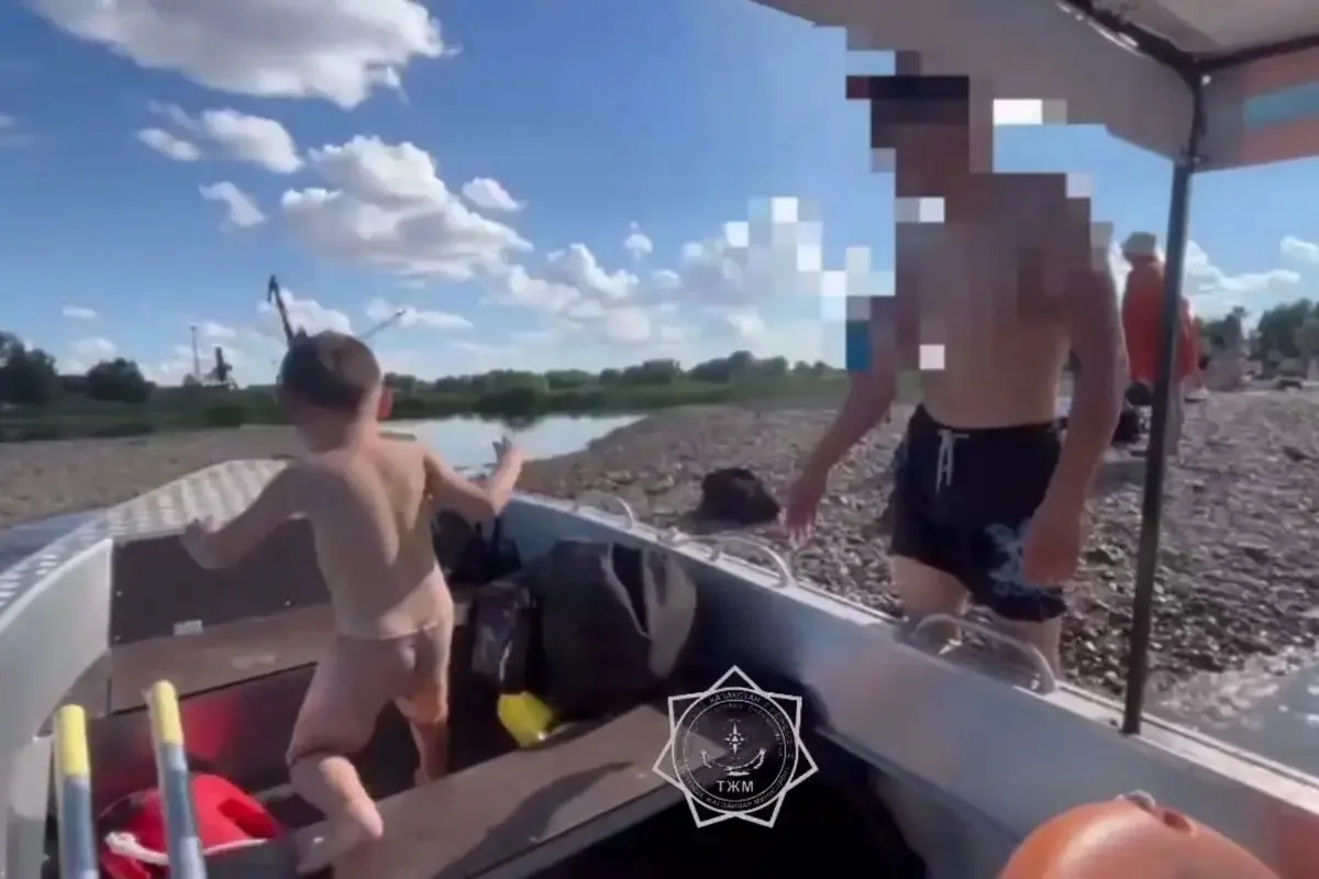 Семейде Ертіс жағалауынан қараусыз жүрген үш жасар бала табылды