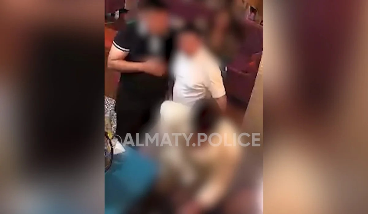 Алматыдағы кафеде ер адам танысының мойнына пышақ сұғып алды