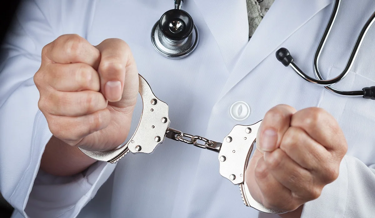 Астанада өз клиникасына 15 мың адамды тіркеп, «Damu Med» арқылы ақша жымқырған дәрігер бес жылға сотталды