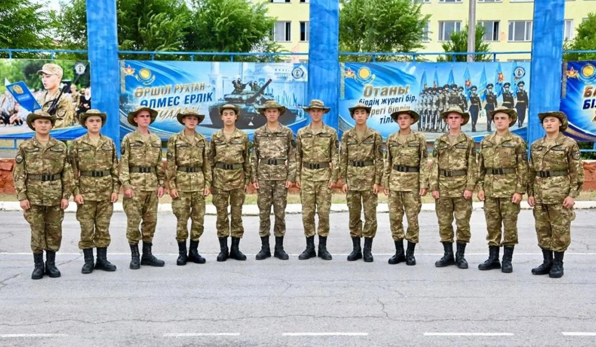 Туған бауырмен бірге әскерде: Гвардейск гарнизонында алты жұп егіз қызмет етіп жүр