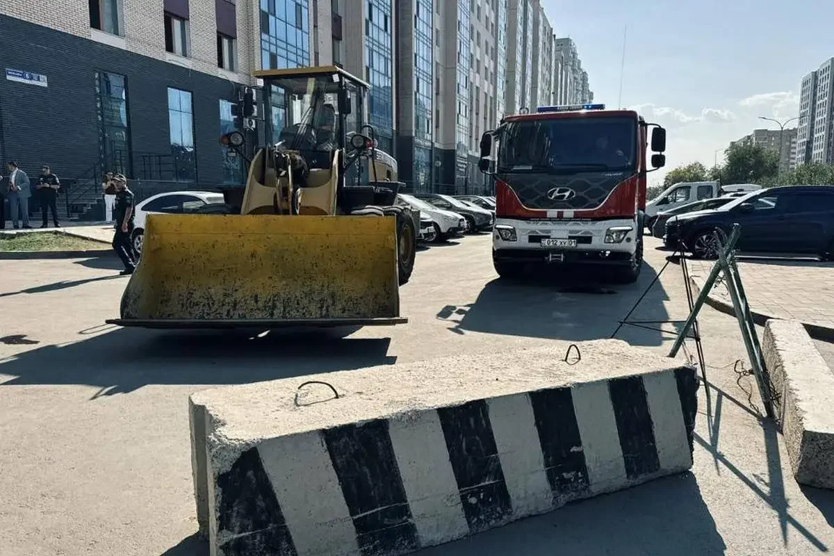 Астанада аулалардағы заңсыз шлагбаумдар мен бетон блоктары жаппай алынып жатыр