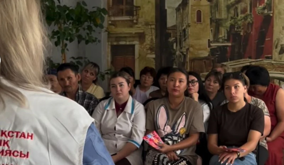 ҚХП өкілдері Самар ауданында әлеуметтік қызмет көрсету орталығының ұжымымен кездесті