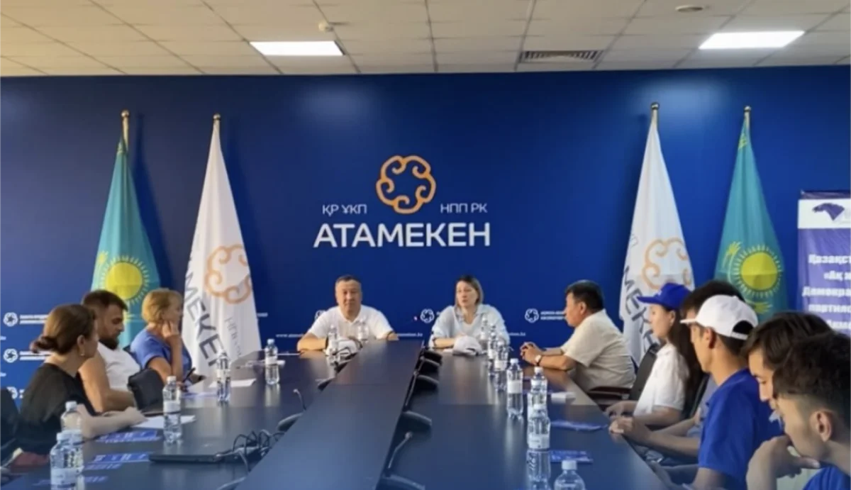 «Ақ жол» партиясы Ақмола облысында ШОБ өкілдерімен дөңгелек үстел өткізді