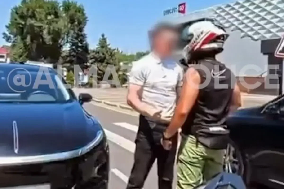 Алматыда әлеуметтік желіде қауіпті жүргізгенін көрсеткен мотоциклист 10 тәулікке қамалды