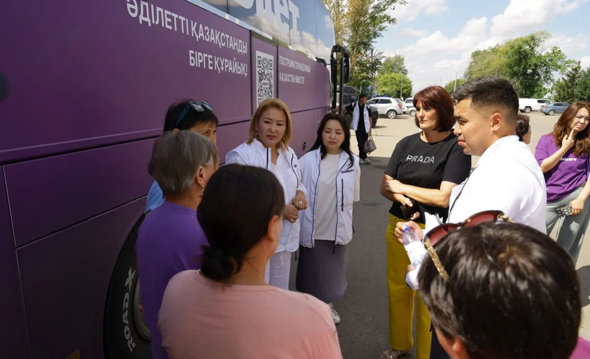 «Әділет» партиясының өкілдері Октябрьское ауылының тұрғындарымен мобильді кездесу өткізді