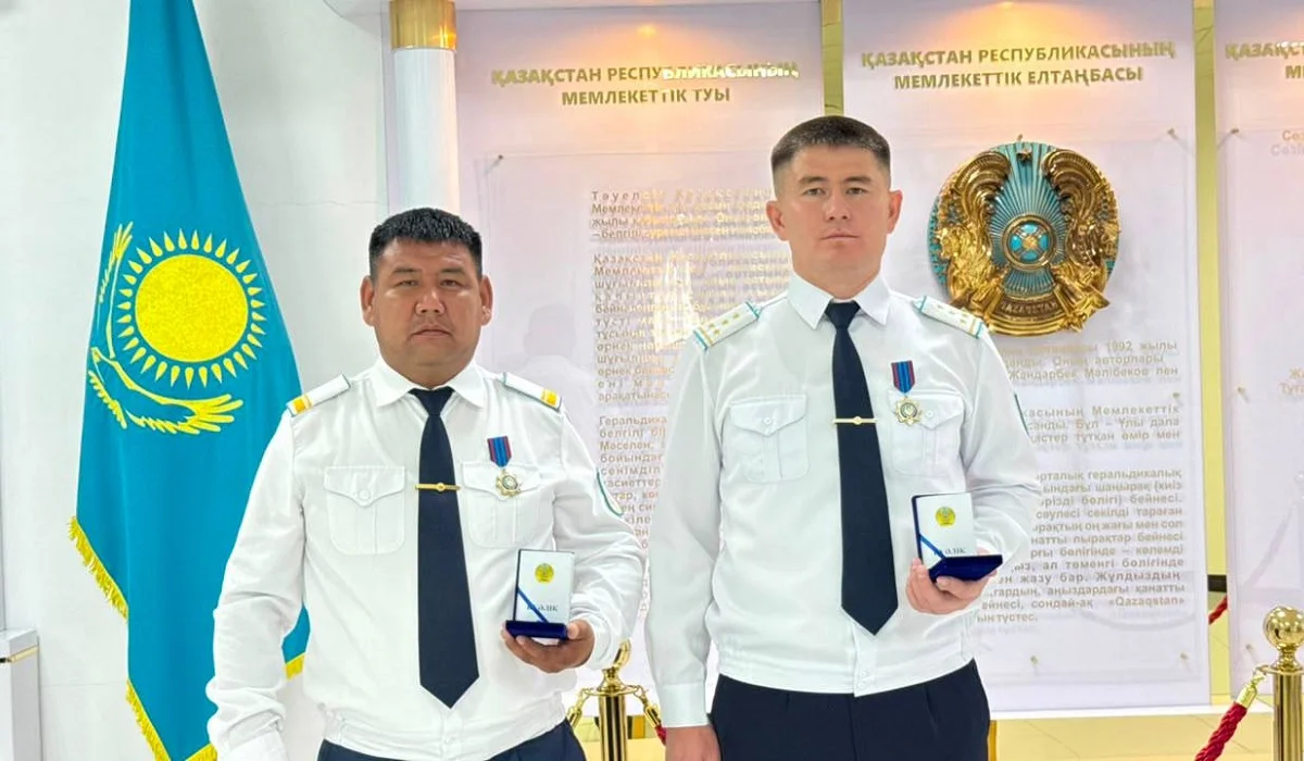 Оралда дүкенге шабуыл жасаған күдіктіні қолға түсірген: полицейлер медальмен марапатталды (ВИДЕО)