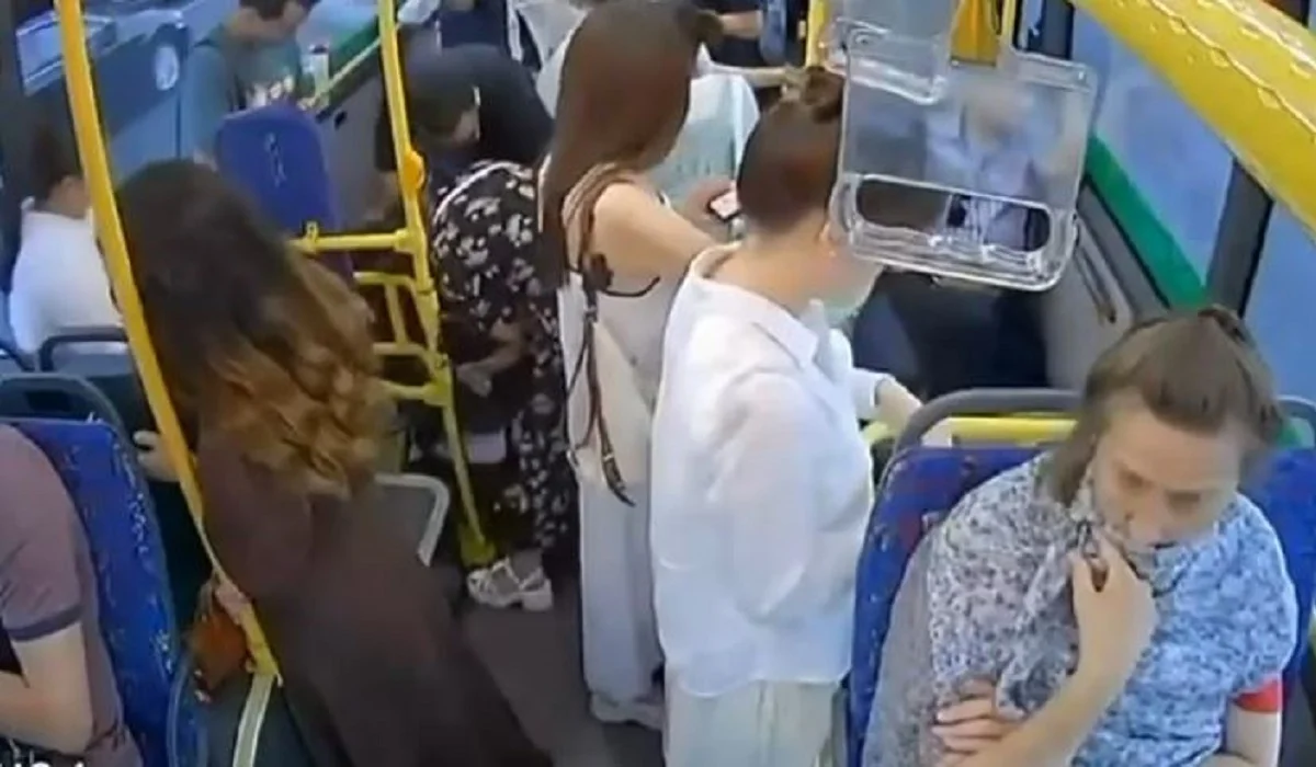 Астанада автобус ішінде кәмпитке қақалып қалған бүлдіршінді полицей құтқарып қалды (ВИДЕО)