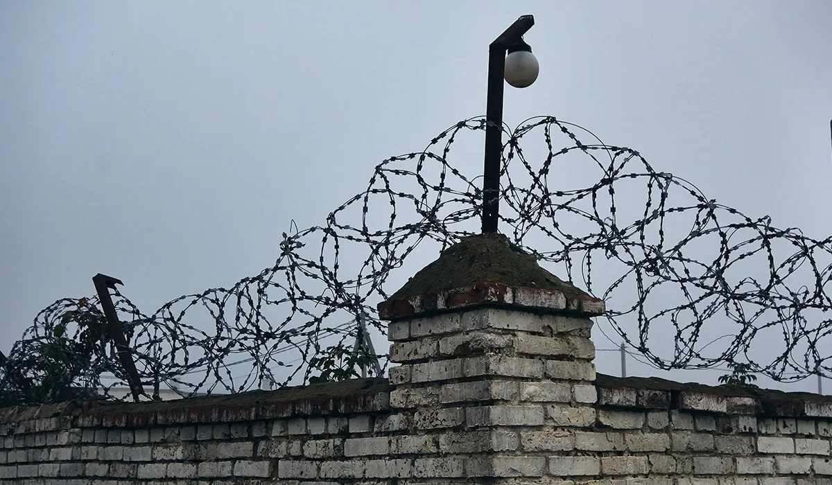 Полиция қызметкерлерін тепкілеген: Атырауда үш адамның жазасы күшейтілді