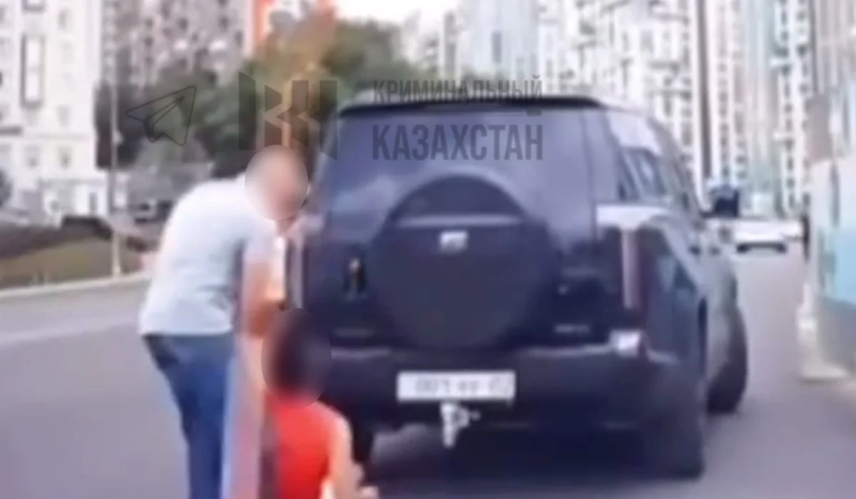 «Жол бермеді» деп жүргізушіні ұрып жыққан: Алматыда жолдағы жанжал қылмыстық іске ұласты (ВИДЕО)