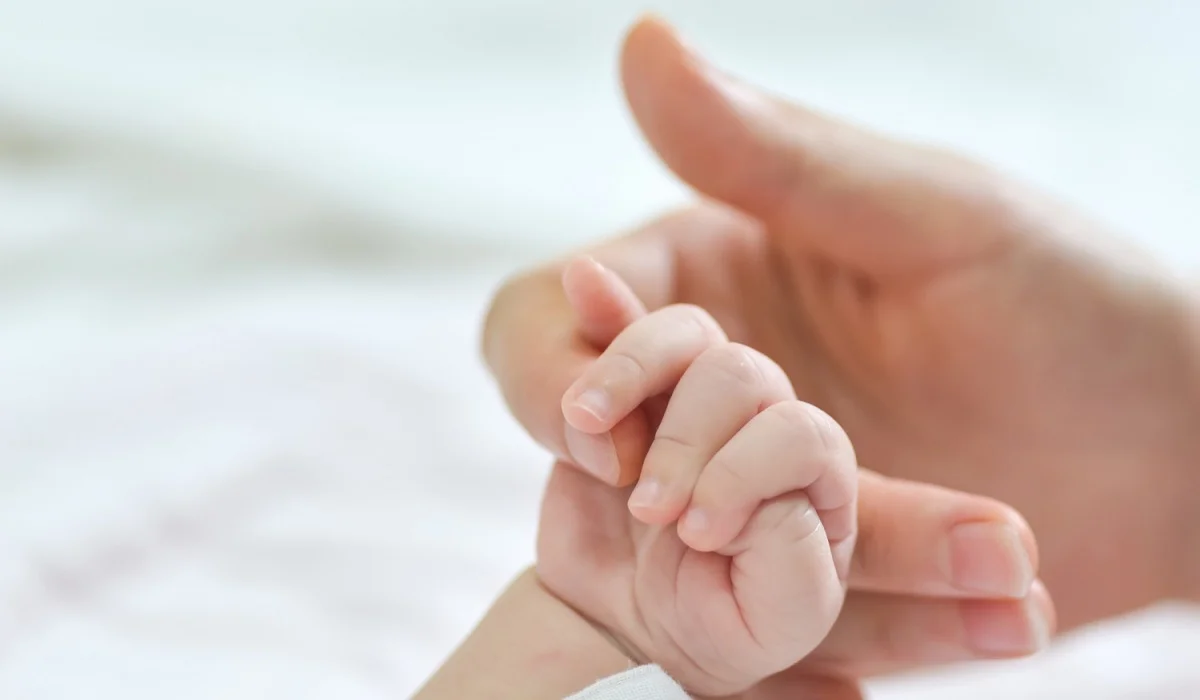Павлодарда жаңа туған қызын 800 мың теңгеге сатпақ болған әйел 5 жылға сотталды