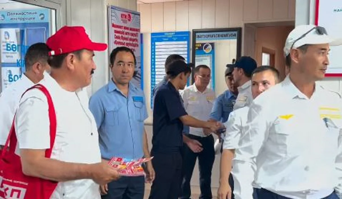 ҚХП өкілдері Түркістанда Локомотив депосы ұжымымен кездесу өткізді