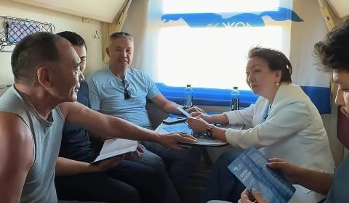 «Ақ жол» партиясының төрағасы Павлодарда пойыз жолаушыларымен кездесті