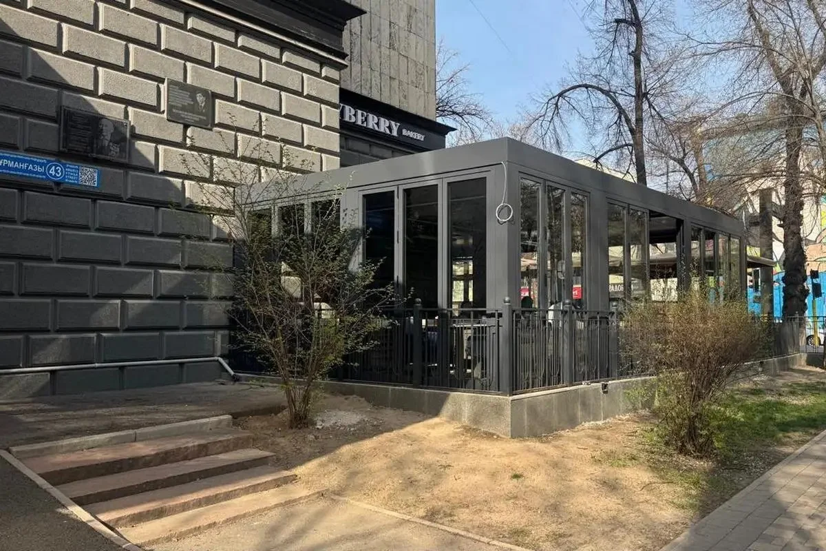 Алматы орталығындағы дәмханаға заңсыз салынған жапсаржай бұзылды