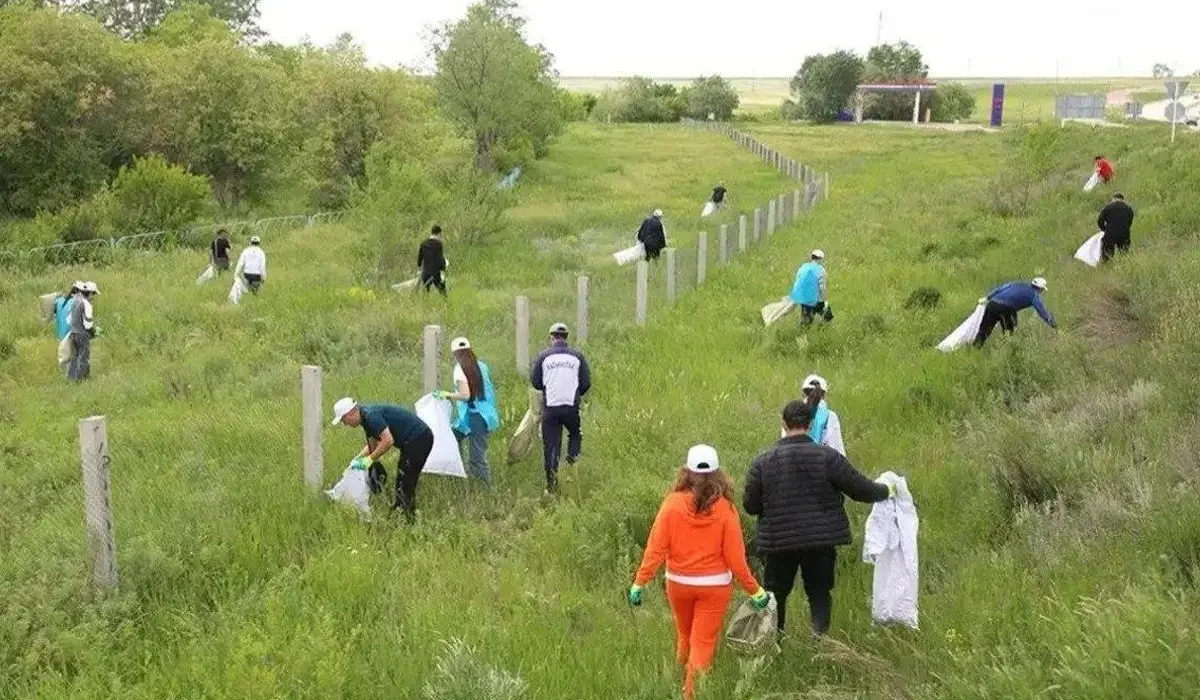 «Таза Қазақстан»: Семейде тарихи орындар мен Ертіс жағалауы тазартылды