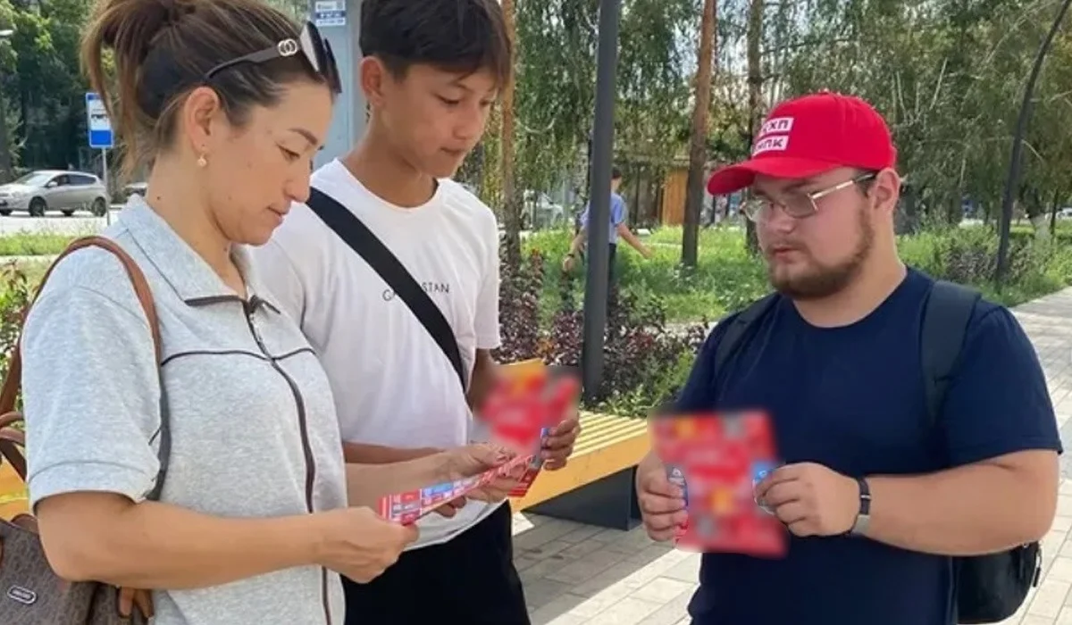 Павлодар облысында ҚХП мүшелері үгіт үгіт материалдарын орналастыруда