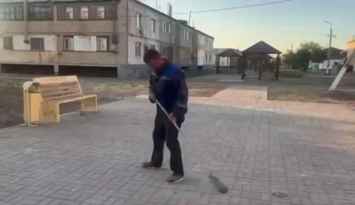 Қызылорда облысында ер адам TikTok-та боқтағаны үшін көше сыпырып жүр (ВИДЕО)