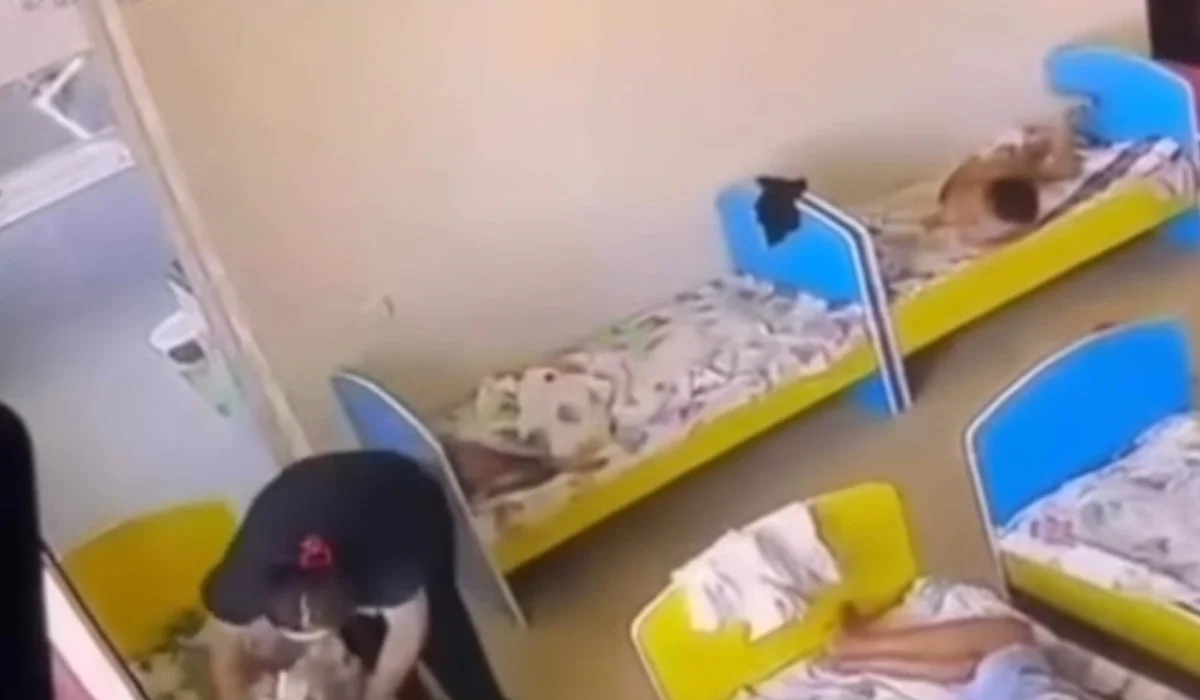 Таразда балабақша тәрбиешісі аутизмі бар бүлдіршіннің қол-аяғын байлап ұйықтатпақ болған (ВИДЕО)