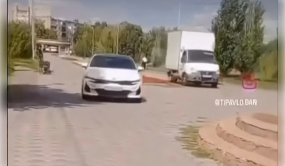 Павлодарда жеңіл көлік пен Газель жүргізушісі тротуармен жүріп, қауіп төндіргені анықталды (ВИДЕО)