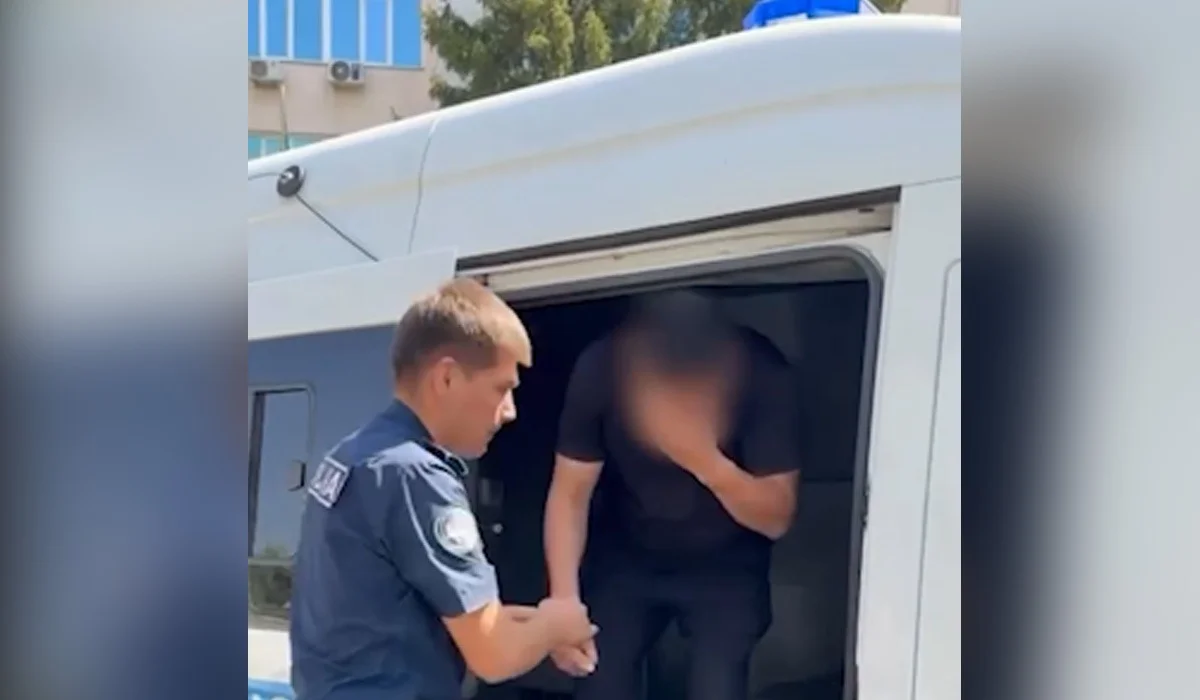 Мүгедек енесін зорлаған: Алматыда күдікті ер адамның қамауға алынған видеосы жариялады
