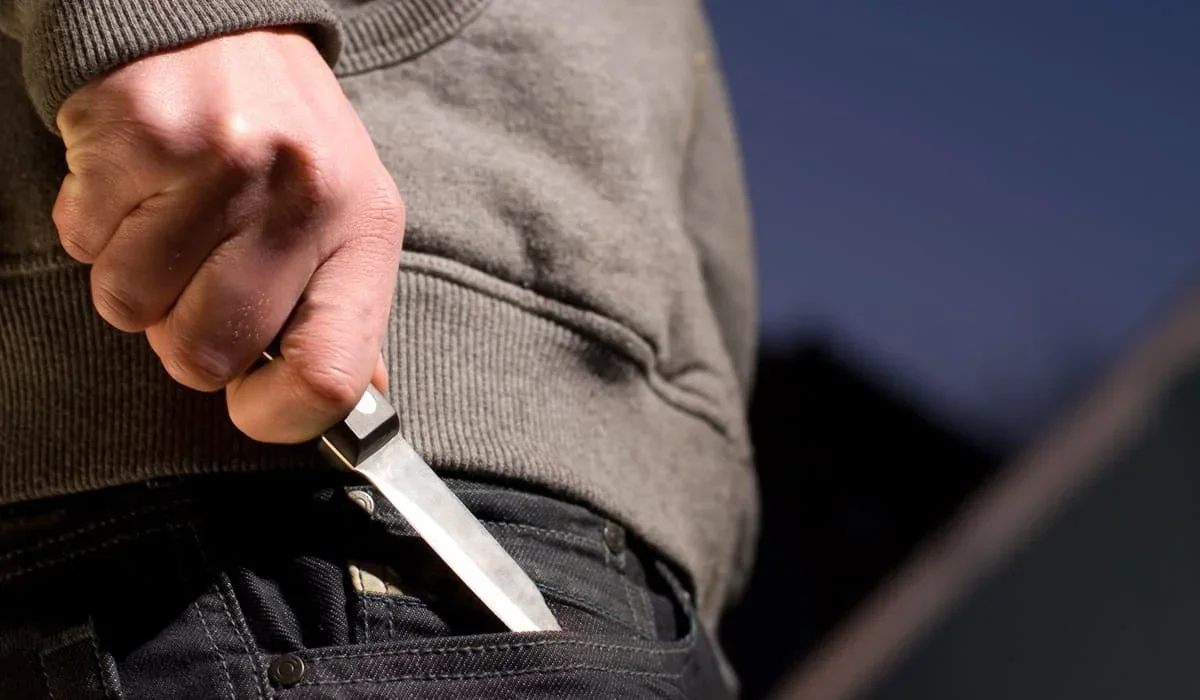 Жамбыл облысында ер адам жүкті әйелін зиратқа апарып, мойнына пышақ тақап қорқытқан