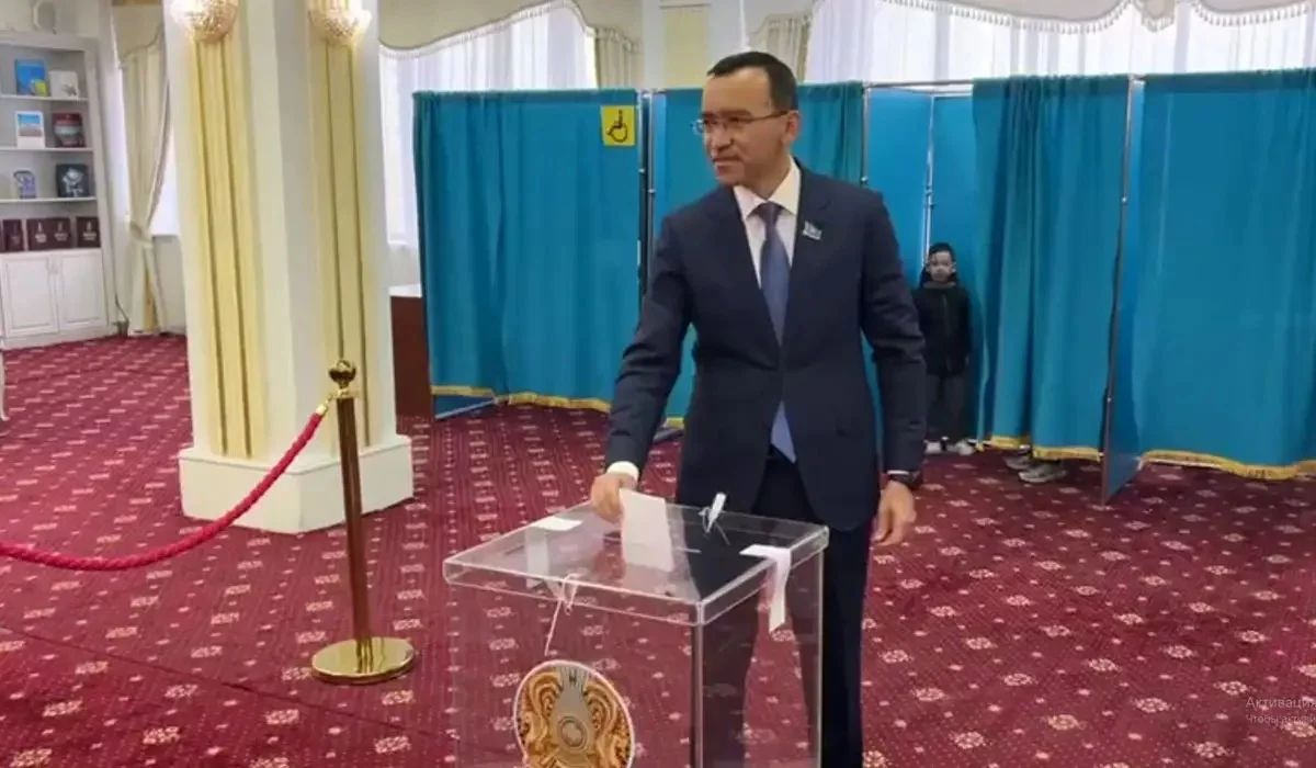 Мәулен Әшімбаев Құрылтай депутаттарын сайлауда дауыс берді