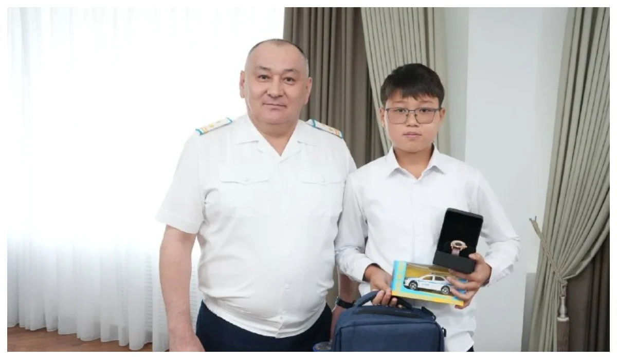 Қарағанды облысының бас полицейі суға батқан баланы құтқарған оқушыны марапаттады