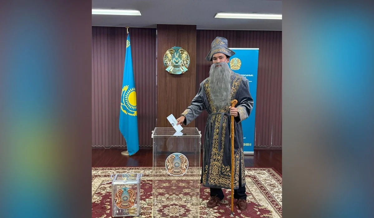 Токиода студент сайлауға шапан киіп, қазақтың биі образында дауыс берді