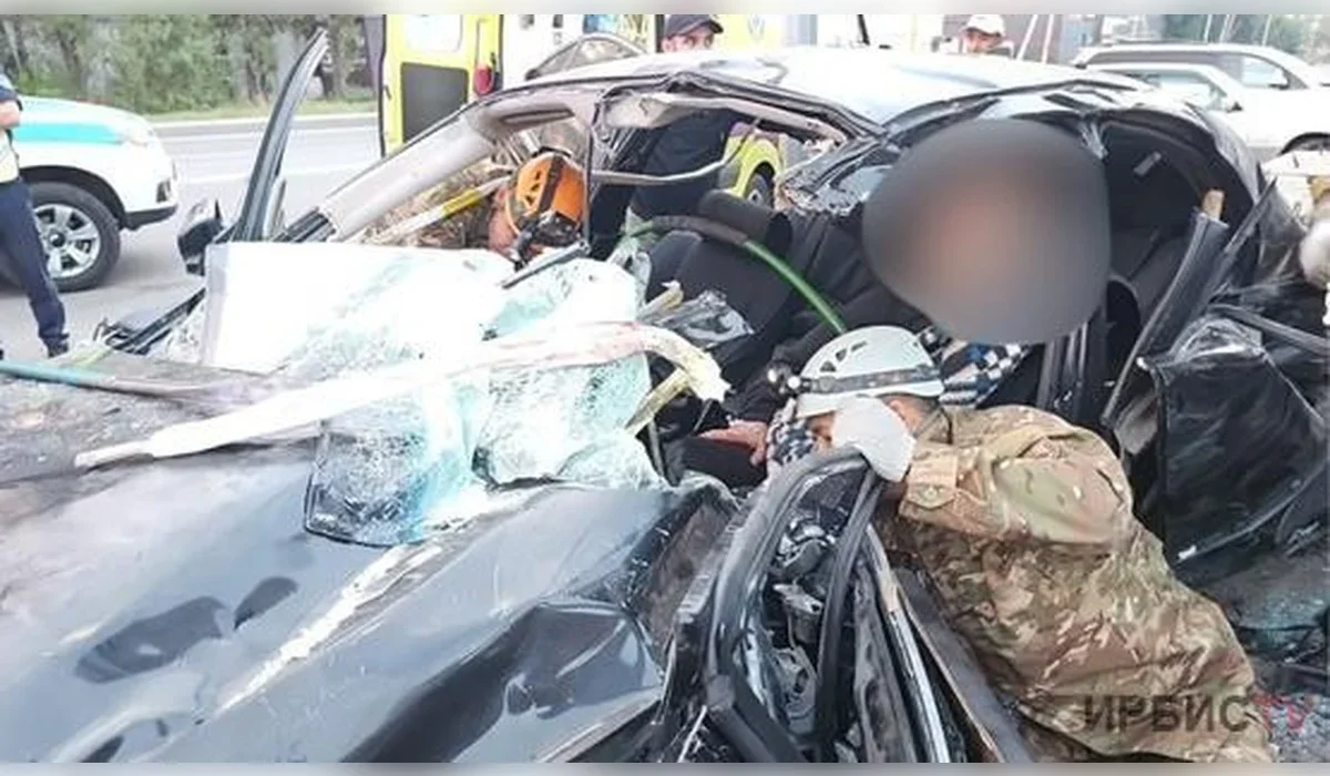 Павлодарда жол апатынан кейін ер адам көлік салонында қысылып қалды