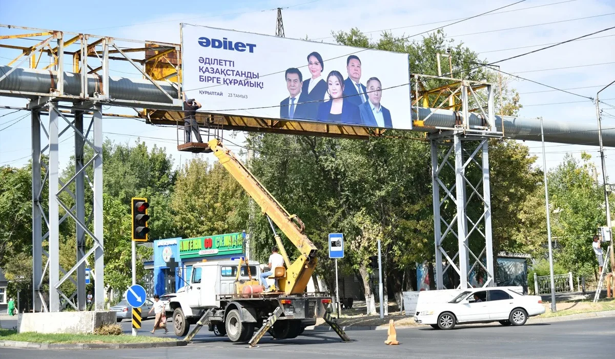 Сайлаудан кейінгі тазалық: «Әділет» партиясы үгіт материалдарын жинады