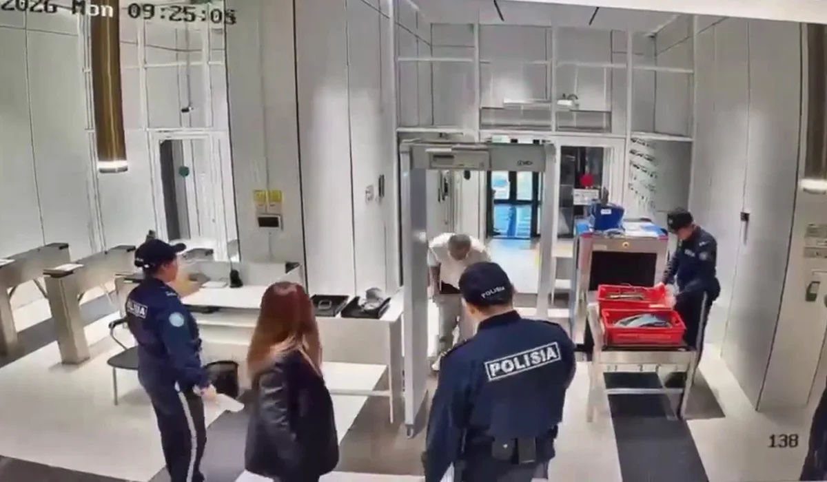 Астанада әкімшілік ғимаратқа кіреберісте шалбарын шешкен: зейнеткерге қатысты сот шешімі шықты (ВИДЕО)