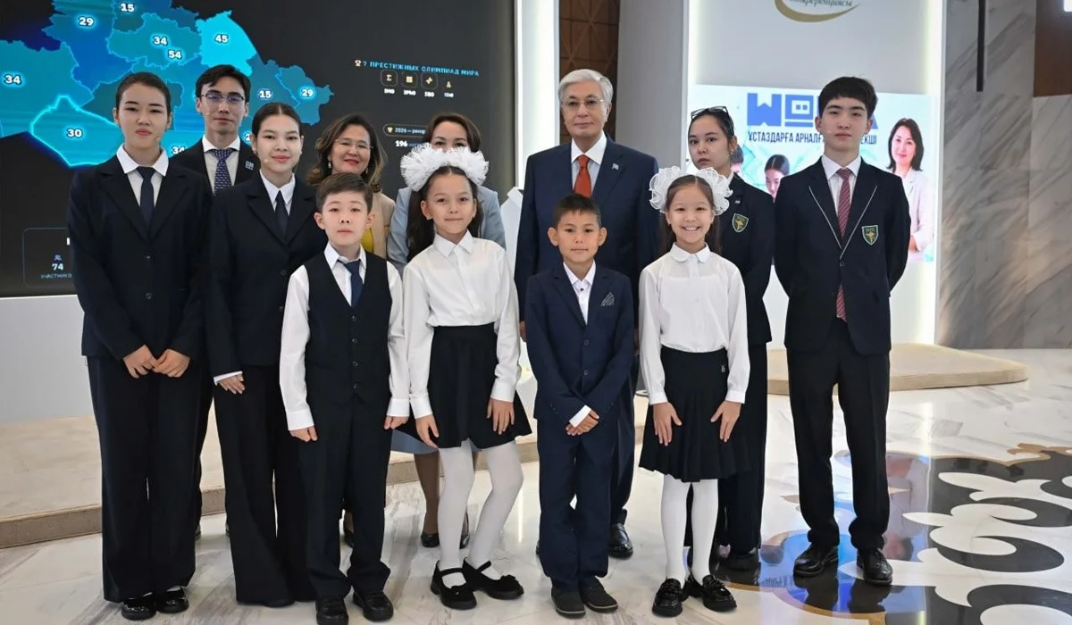 Тоқаев Астанадағы көрме кезінде оқушылармен суретке түсті