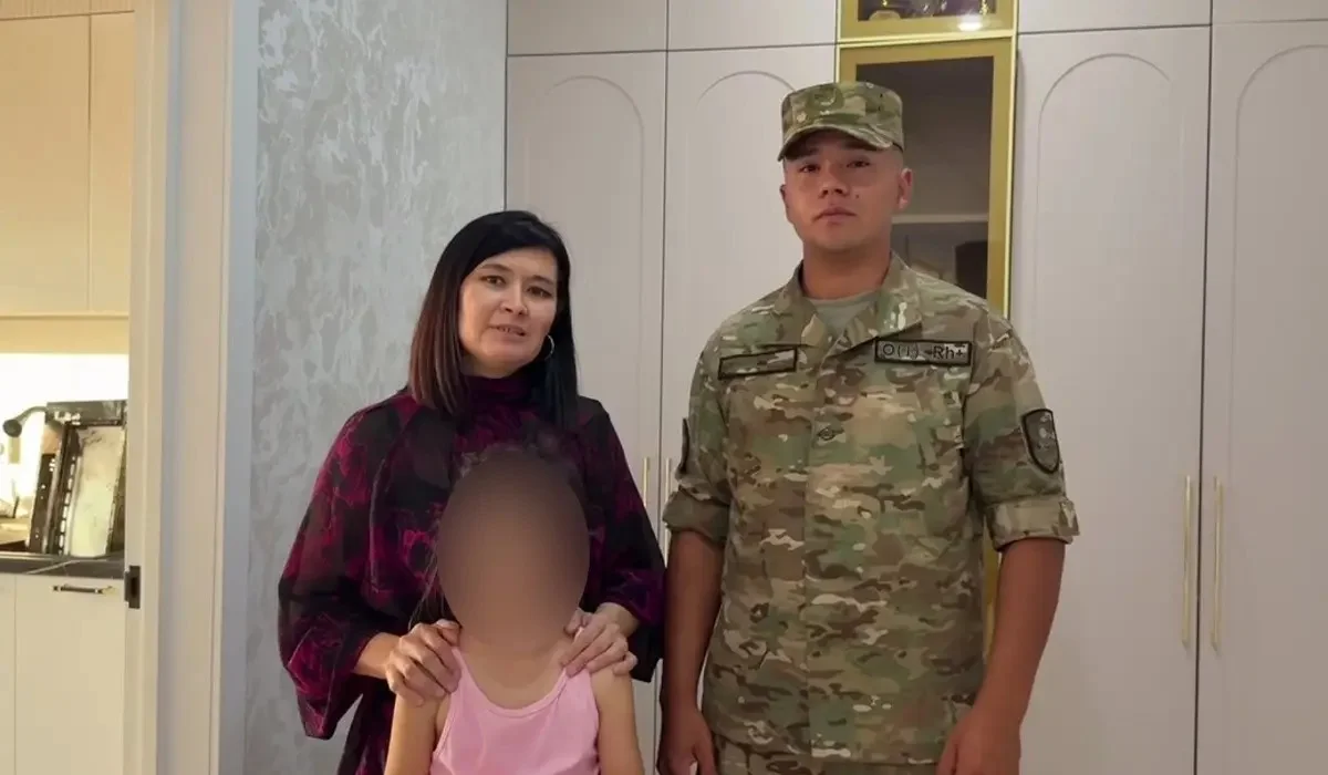 «Ішінде екі інім бар»: Оралда Ұлттық ұланның жауынгері өрт шыққан пәтерден балаларды құтқарып алған (ВИДЕО)