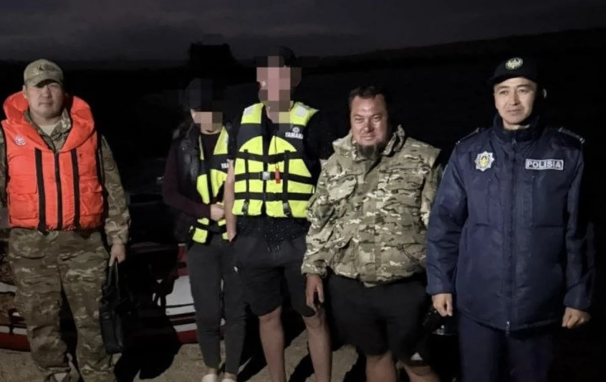 ШҚО-да су қоймасында қайығын жел айдап кеткен екі адам құтқарылды