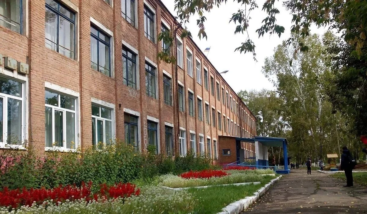 Ресейде мектептегі жиын алдында оқушы қолына пышақ ұстап, мұғалімге шабуыл жасады